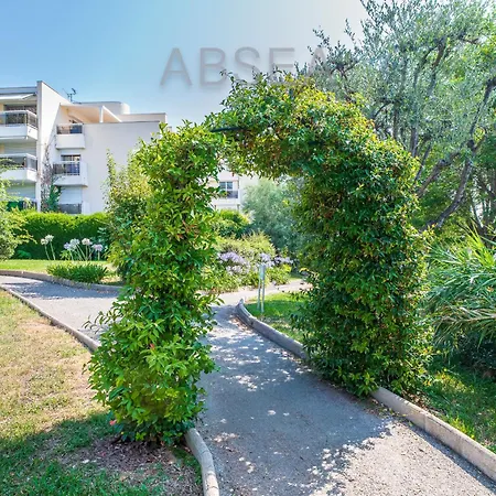 Lägenhet Nice Garden Apartment Pool Parking Air Conditioning Family Friendly