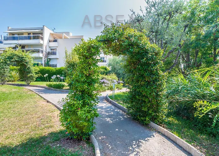 Lägenhet Nice Garden Apartment Pool Parking Air Conditioning Family Friendly